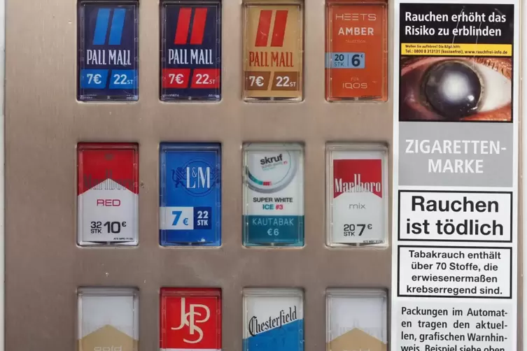 Ein Zigarettenautomat in einem Supermarkt