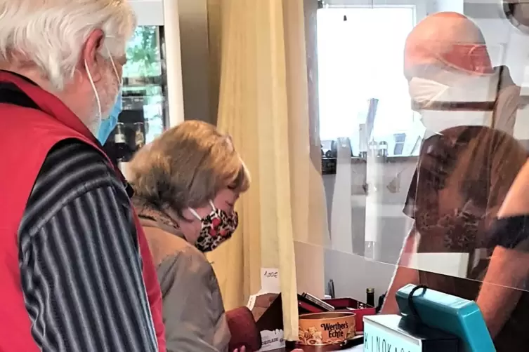 Freut sich, wieder Kino machen zu d&uuml;rfen: Capitol-Betreiber Dieter Janneck hinter Plexiglas an der Kasse in Limburgerhof.