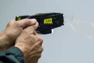 Mit einem Taser setzte die Polizei den 53-Jährigen außer Gefecht.