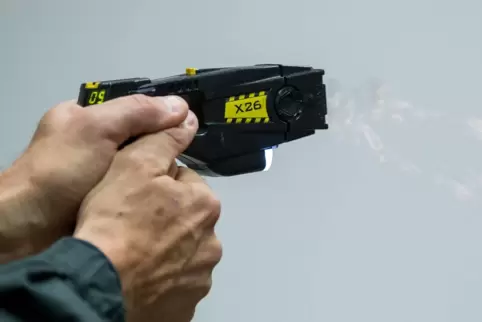 Mit einem Taser setzte die Polizei den 53-Jährigen außer Gefecht.