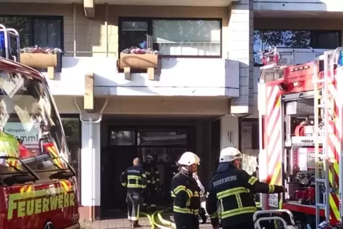 Die Feuerwehr wurde wegen eines Kellerbrandes alarmiert. Die Feuerwehr wurde wegen eines Kellerbrandes alarmiert.