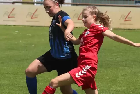 Sophie Linßen (links), hier noch für den FC Speyer am Ball, wird Co-Trainerin. 