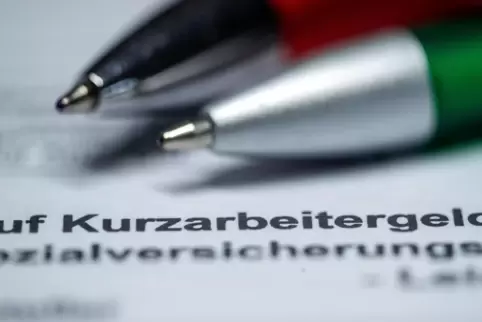 Beschäftigte in Kurzarbeit zählen zu Erwerbstätigen. Kurzarbeit hatte den Negativtrend abgebremst,. 