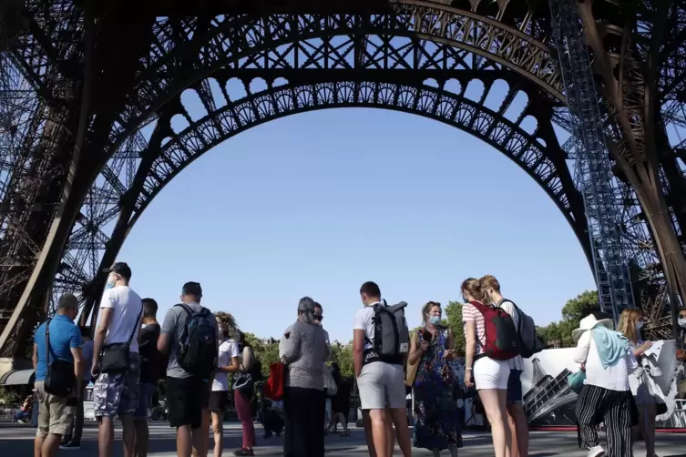 Freudentr&auml;nen bei Parisern, Neugier bei Touristen: Nach mehr als 100 Tagen Zwangsschlie&szlig;ung hat der Eiffelturm erstmals wieder g