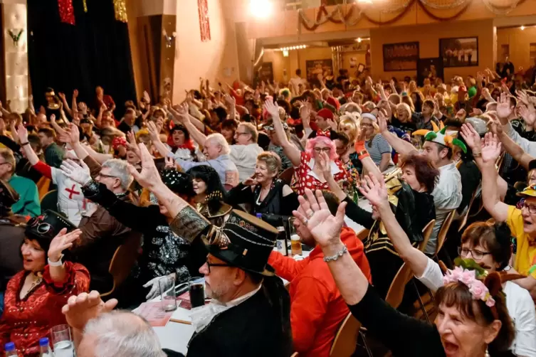 Beim Roxheimer Carnevalverein leben die Fasnachter vom direkten Kontakt zu ihrem Publikum in der Jahnhalle. 