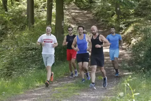 Männer allein im Wald: Lukas Tschöpke, Fabian Schmitt, Knut Gabelmann, Lolo Sabastia und Josef Wernz (von links).