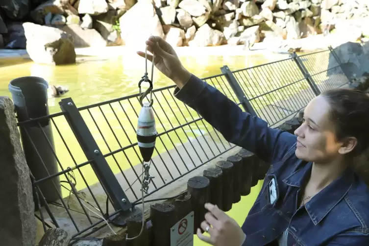 Sarah Bergemann wirft ein Mikrofon ins Wasser. 