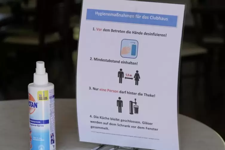  Auf der Anlage stehen Spender mit Desinfektionsmittel bereit. Schilder weisen auf die geltenden Hygiene- und Abstandsregeln hin