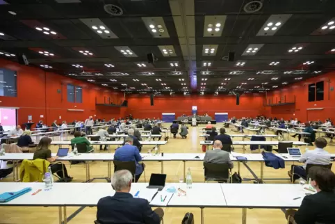 Mit großem Abstand saßen die Parlamentarier am Mittwoch in der Landtagssitzung in der Mainzer Rheingoldhalle. 