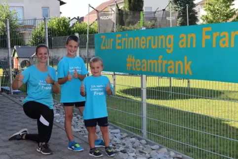 Wollen an den Ehemann und Vater erinnern: Nicole Regenauer mit Tim (Mitte) und Jan.