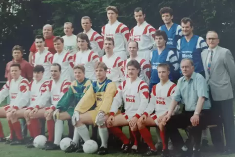 Die Meistermannschaft von 1994: Die TSG Kaiserslautern sicherte sich damals in der Fußball-A-Klasse Nord den Titel. Der Trainer 