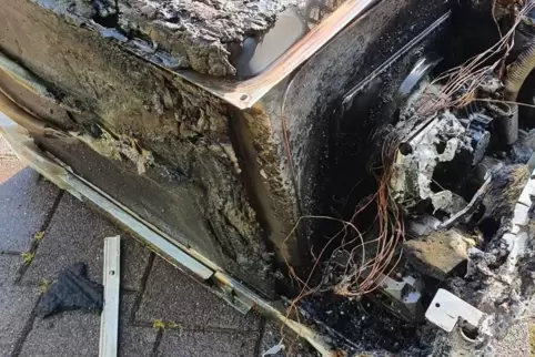Die Feuerwehr löschte die brennende Spülmaschine und brachte sie ins Freie. 