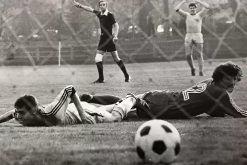 Der Ball ist drin, Fritz Först (links) hat wieder zugeschlagen mit einem seiner gefürchteten Flugkopfbälle. Damals spielte Mainz