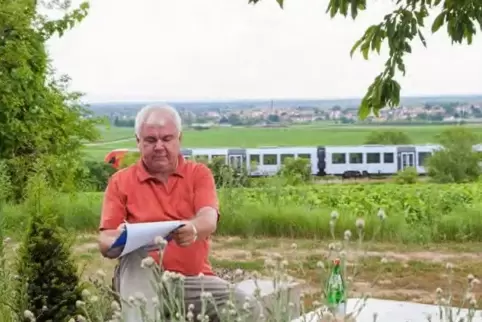 Manfred Mühlbeyer beim Schreiben in den Weinbergen bei Dackenheim. 