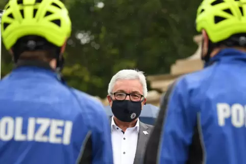 Der rheinland-pfälzische Innenminister Roger Lewentz mit Fahrradpolizisten.