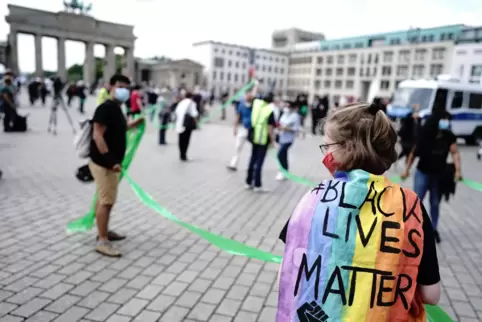 Auch in Deutschland hat die Bewegung „Black lives matter“ die Menschen auf die Straße gebracht. Das Bündnis „Unteilbar“ hat in B