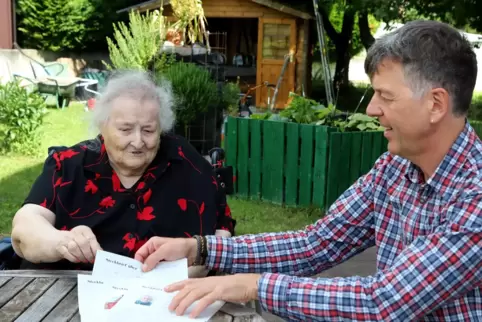 Elisabeth Starck-Engelsher und Seniorenreferent Rainer Brunck sichten die Steckbriefe.