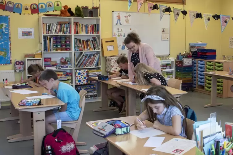 Die Drittkl&auml;ssler der B&ouml;h&auml;mmer-Grundschule lernen, Briefe zu schreiben.