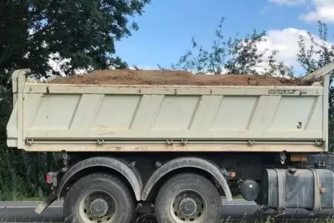 Auf der L 542 bei Großfischlingen hat die Polizei diesen Lkw gestoppt. 