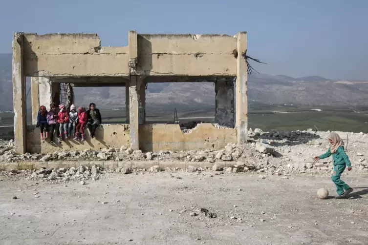 Syrische Kinder in den Trümmern einer Schule in Jisr al-Shughur.