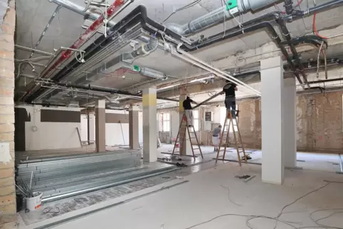 Künftige Restaurant-Fläche: letzte Technik-Arbeiten, bevor es an die Inneneinrichtung geht. Künftige Restaurant-Fläche: letzte Technik-Arbeiten, bevor es an die Inneneinrichtung geht.