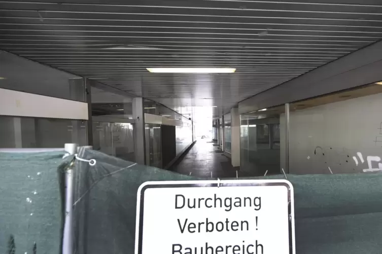 Gesperrt: Passage am ehemaligen Gebäude der Deutschen Bank. 