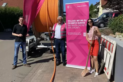 Ortsbürgermeister Dirk Wagner, Telekom-Regionalmanager Gerd Schäfer und die Bürgermeisterin der VG Weilerbach, Anja Pfeiffer, be