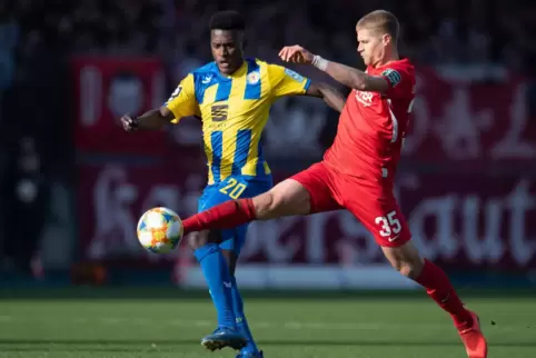 Bleibt André Hainault noch länger ein Roter Teufel? Links Braunschweigs Merveille Biankadi.