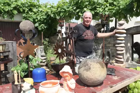 Verschönert seinen Garten gerne mit eigenen Bastelarbeiten: Thomas Horn aus Otterstadt.