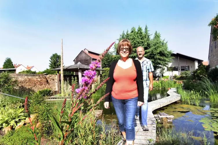 Haben in ihrem Garten einen Schwimmteich angelegt: Stefanie und Klaus Zickgraf aus Waldsee.