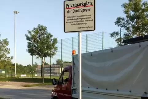 Nur für Vereine und städitsche Einrichtungen: neue Regelung am Parkplatz. Nur für Vereine und städitsche Einrichtungen: neue Regelung am Parkplatz.