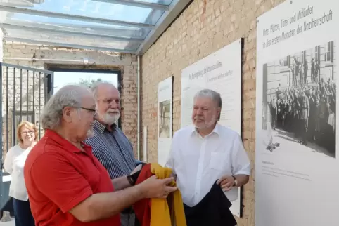 Kurt Beck (rechts) bei seinem Besuch in der Neustadter Gedenkstätte. Eberhard Dittus (in Rot), Kurt Werner und Alice Fleiß führt