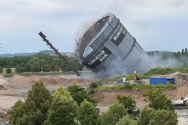 Der 75 Meter hohe Beh&auml;lter fasste 80 000 Kubikmeter Erdgas.