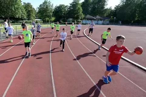 Neue Aufgabe für die Kunststoffbahn im Bantz-Stadion: Handballtraining für Kinder.