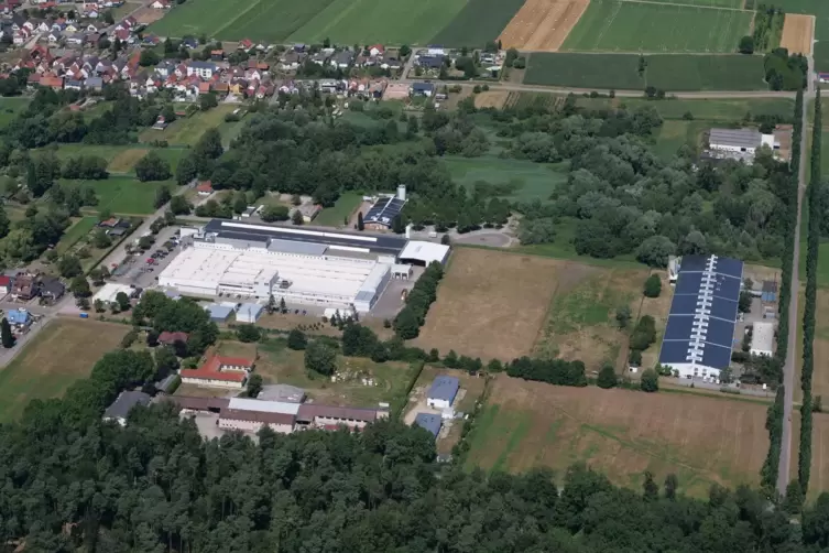 Das Werk liegt am Ortsrand der Gemeinde Schaidt. 