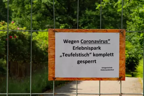 Hat bald ausgedient: Das Hinweisschild, dass der Erlebnispark Teufelstisch geschlossen ist. Spätestens zu Beginn der Sommerferie