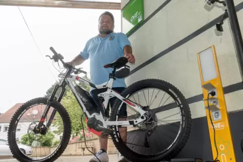 Ortsbürgermeister Michael Rihlmann hat die E-Bike-Tankstelle initiiert.