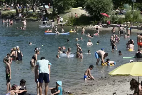 Am Freitagnachmittag haben Polizei und Ordnungsamt am Silbersee neben vielen Verstößen gegen den Mindestabstand auch junge Leute