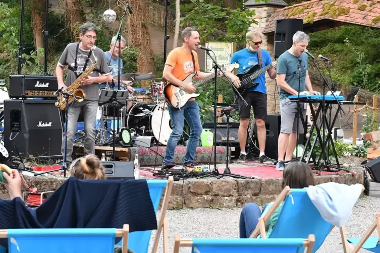 Die Wachenheimer Band Fresh Water eröffnete die Saison der Konzerte im Freien im Wachenheimer Badehaisel am Burgtalweiher.