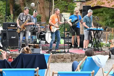 Die Wachenheimer Band Fresh Water eröffnete die Saison der Konzerte im Freien im Wachenheimer Badehaisel am Burgtalweiher.