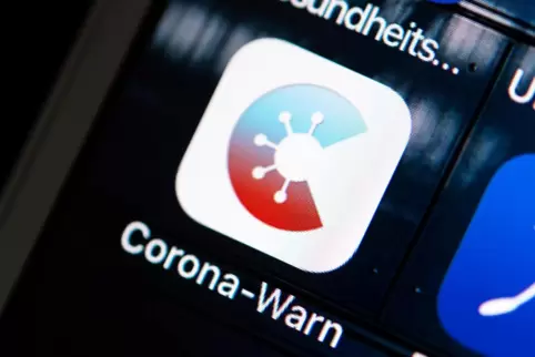 Erfolgsmodell? Na ja. Nicht wenige Menschen sehen die offizielle Corona-Warn-App offenbar kritisch. 