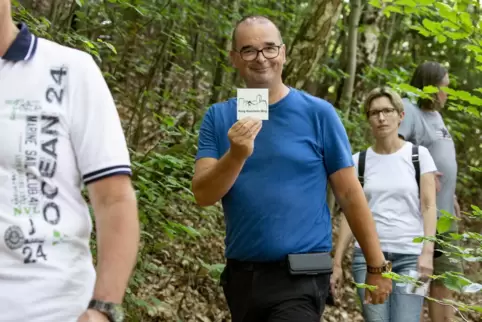 Einer der Ersten: Bürgermeister Peter Degenhardt läuft bei der Eröffnung des neuen Premiumwanderweges selbstverständlich mit und