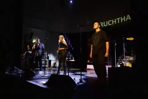 Schwermetallene Uraufführung in der Fruchthalle: Jürgen Walzer, Stephan Hugo, Sabrina Roth und Manuel Lotschütz präsentierten Au