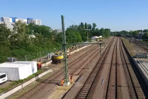 Masten für Oberleitungen: Arbeiten beim Bahnhof. Masten für Oberleitungen: Arbeiten beim Bahnhof.