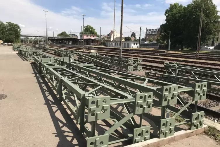 Bereitgelegt f&uuml;r den Einbau: neue Masten.