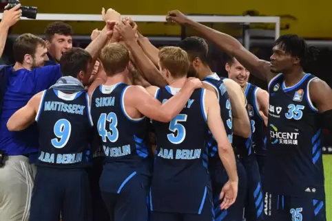 Die Mannschaft von Alba Berlin bejubelt den Gewinn der deutschen Meisterschaft. 