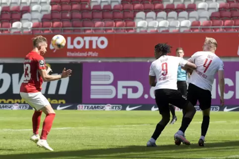 Kopfball ins Glück: Philipp Hercher erzielt das 2:0 für den FCK. 