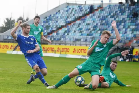Verstärkung für die Defensive: FC-Astoria Walldorf (grün), hier gegen Pirmasens.