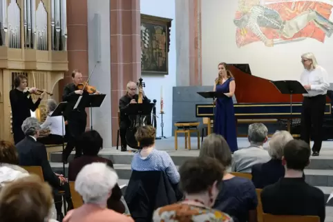 Exzellente Solisten, kammermusikalisch vereint: Das von Bezirkskantor Simon Reichert (an der Orgel) angeführte Ensemble eröffnet
