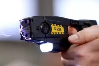 Weil der Mann Widerstand leistete, sah sich die Polizei zum Taser-Einsatz gezwungen.